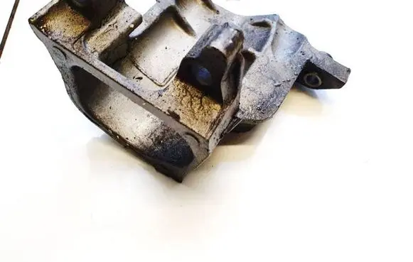 Mazda CX-7 Engine mounting bracket