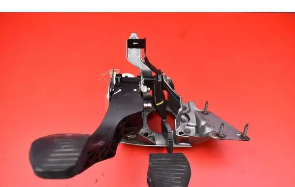 Accelerator throttle pedal