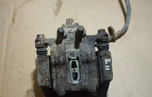 Honda CR-V Rear brake caliper