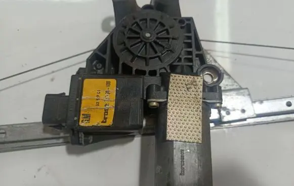 Opel Omega B2 Rear door window regulator motor 130821788