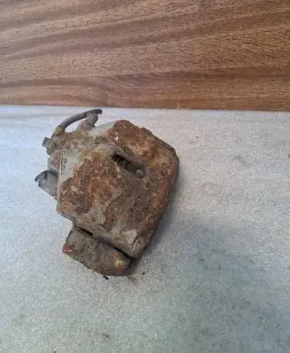Volkswagen PASSAT B6 Front brake caliper