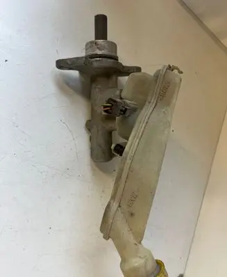 Master brake cylinder
