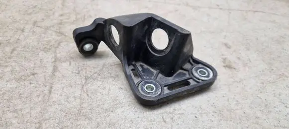 Volkswagen PASSAT B8 Gear shift cable bracket 5Q0711789A