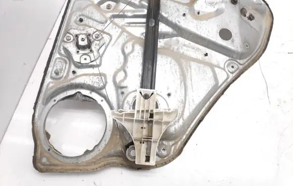 Rear door manual window regulator