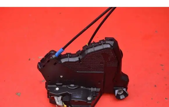 Toyota Avensis Verso Front door lock 