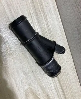 Engine coolant pipe/hose