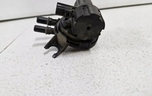 Ford Explorer Vacuum valve F67E-9C915-CA