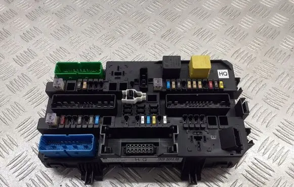Opel Zafira B Fuse box set 13220831