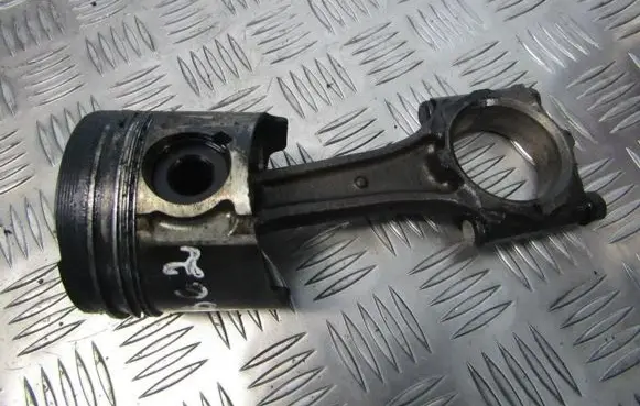 Opel Astra H Piston with connecting rod