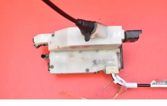 Peugeot 208 I Front door lock 9812500780