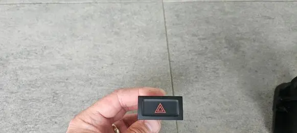Volkswagen Tiguan Hazard light switch 5N0953509A
