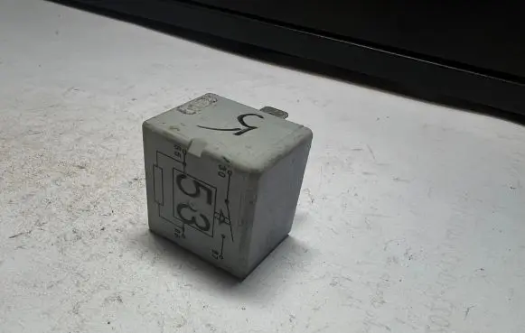 Volkswagen Golf V Other relay 141951253B 20240072 2V40