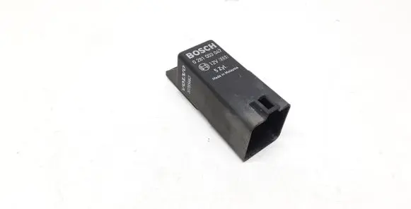 Volvo V50 Glow plug pre-heat relay 30785663 0281003047