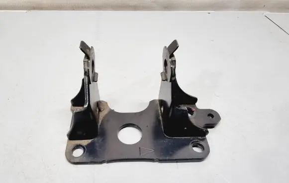 Gearbox mounting bracket