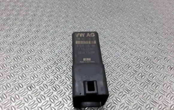 Volkswagen Caddy Glow plug pre-heat relay 038907281D