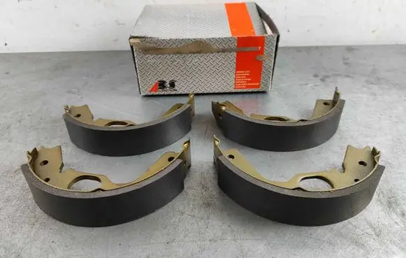 Mitsubishi Pajero Handbrake/parking brake pads MR178827 MB618914