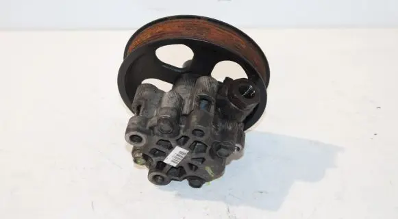 Toyota Avensis T250 Power steering pump U12