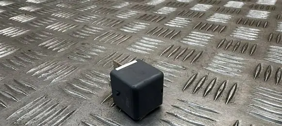 Toyota RAV 4 (XA40) Other relay 9098702025
