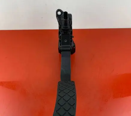 Accelerator throttle pedal