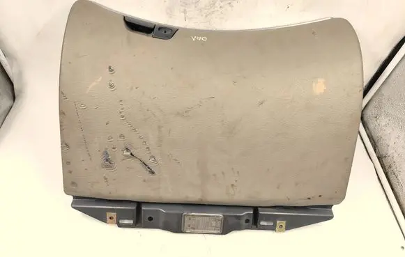 Volvo V70 Glove box 8650374 3865