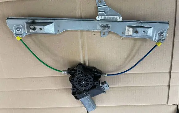 Opel Corsa E Front door electric window regulator 13447039