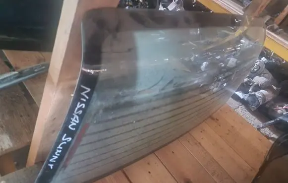 Nissan Sunny Rear windscreen/windshield window 