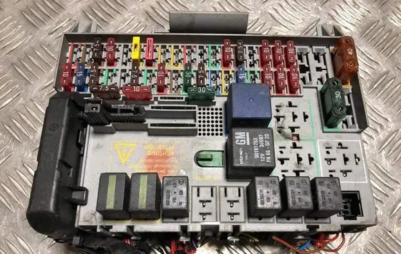 Opel Zafira A Fuse box set 90589965