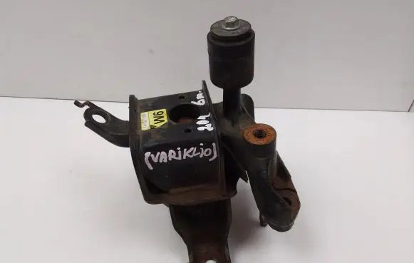 Toyota Yaris Engine mount bracket
