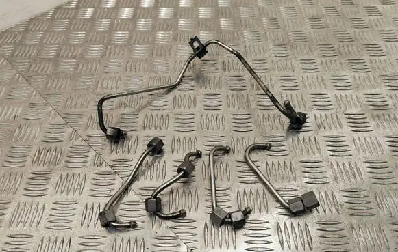 Land Rover Discovery Sport Fuel injector supply line/pipe 