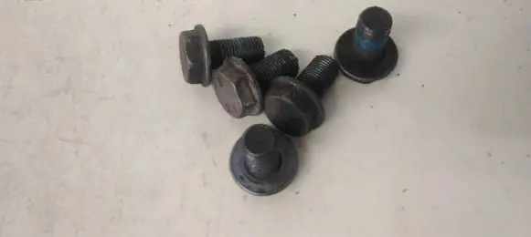 Volkswagen Golf V Nuts/bolts 