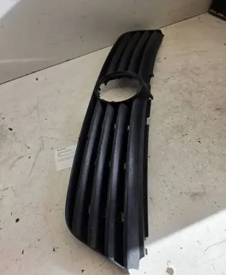 Volkswagen PASSAT B5 Front grill 3B0853653D