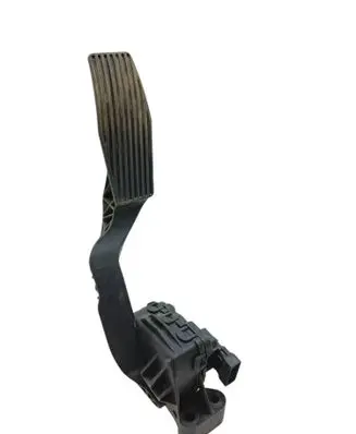 Accelerator throttle pedal
