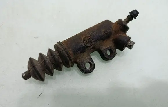 Toyota RAV 4 (XA30) Clutch slave cylinder 