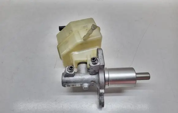 BMW X3 E83 Master brake cylinder 32067199