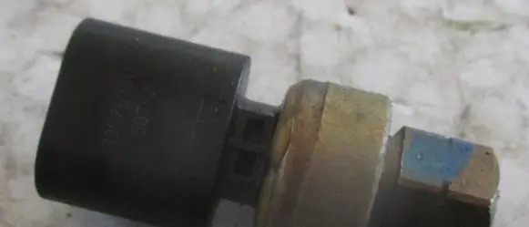Opel Corsa E Fuel pressure regulator 13579380