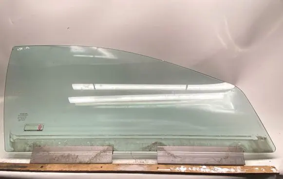 Volvo V70 Front door window glass four-door 43R001106 E000186