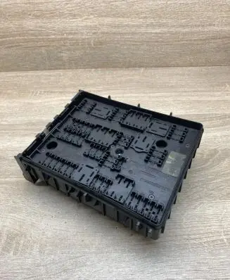 Volkswagen Touran I Fuse module 1K0937124H