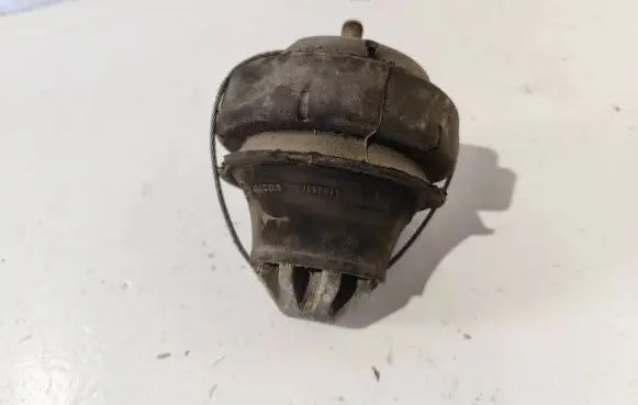 Volvo S60 Engine mount bracket 9485551