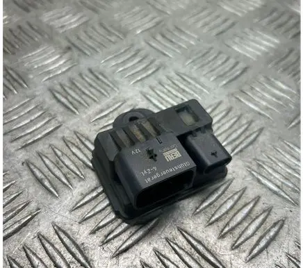 BMW 5 F10 F11 Glow plug pre-heat relay 8570087