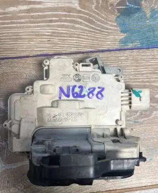 Audi A3 S3 8P Front door lock 4f1837016