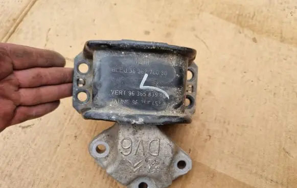 Engine mount vacuum valve