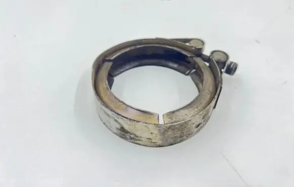 Volkswagen PASSAT B8 Muffler pipe connector clamp 04L253725B