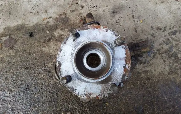 Nissan Almera N16 Front wheel hub spindle knuckle