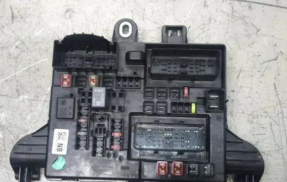 Opel Insignia A Fuse module 13277318