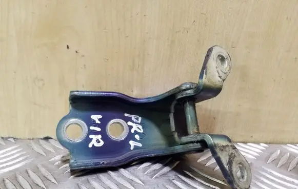 Chevrolet Captiva Front door upper hinge