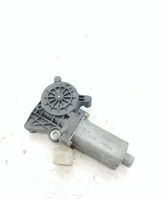 Mercedes-Benz E W210 Front door window regulator motor 0130821709