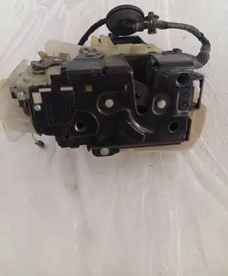 Volkswagen PASSAT B5 Front door lock 225663