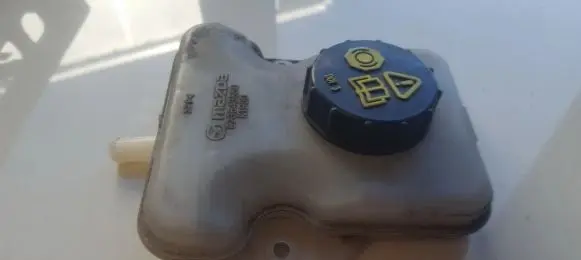 Mazda 5 Brake fluid reservoir C23643550 K1900