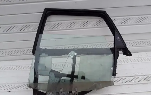 Rear door manual window regulator
