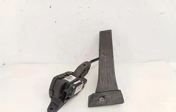 Accelerator throttle pedal